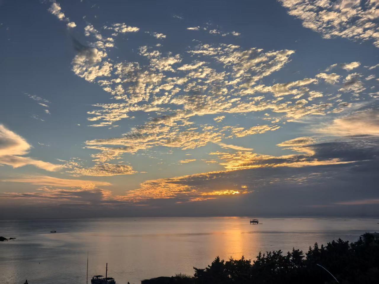 水上夕阳美如画，云彩绚烂如丝锦。分享几张天空干净的照片 随手拍天空云照片