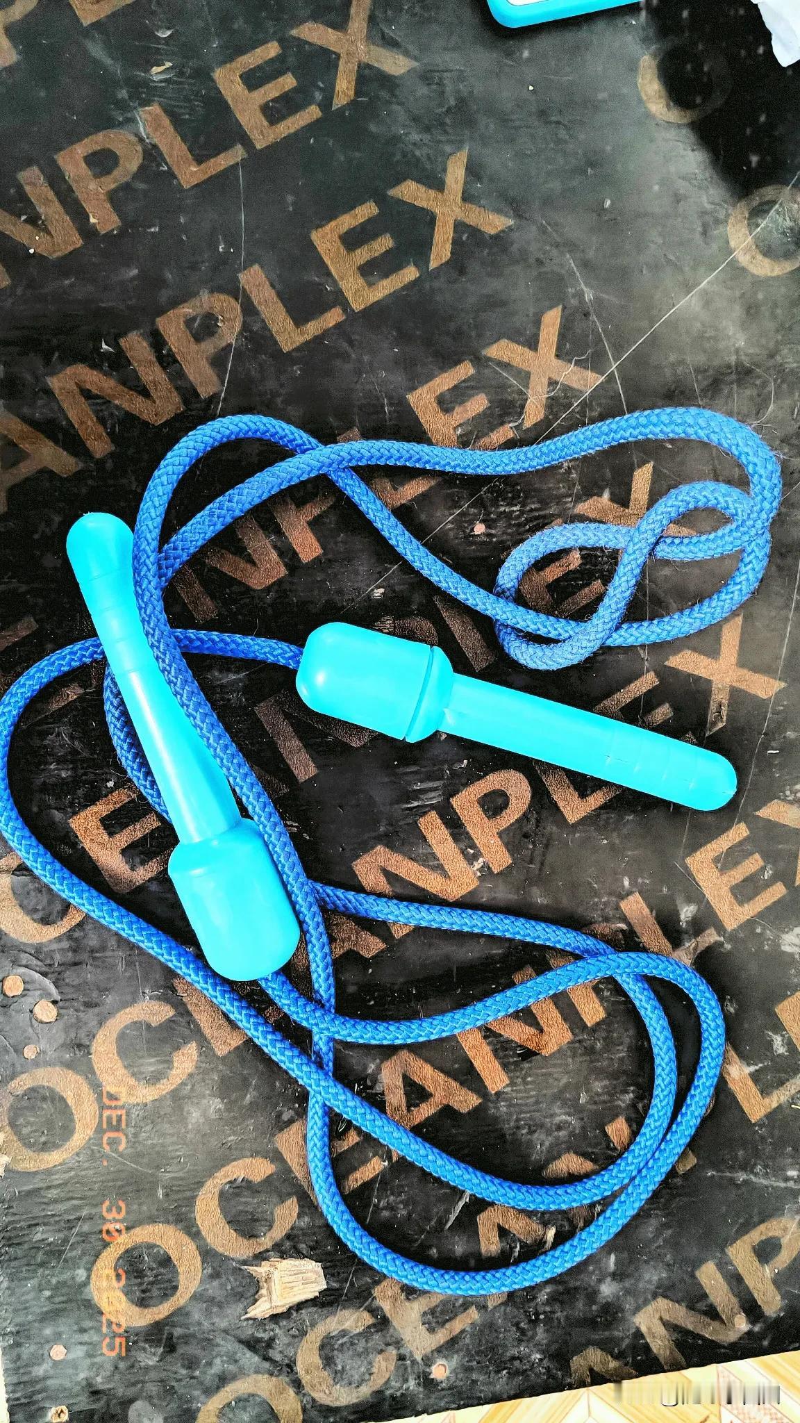 昨天晚上，我发火了，把我家刚上一年级了的用这根跳绳小朋友狠狠的揍了一顿
事情的起