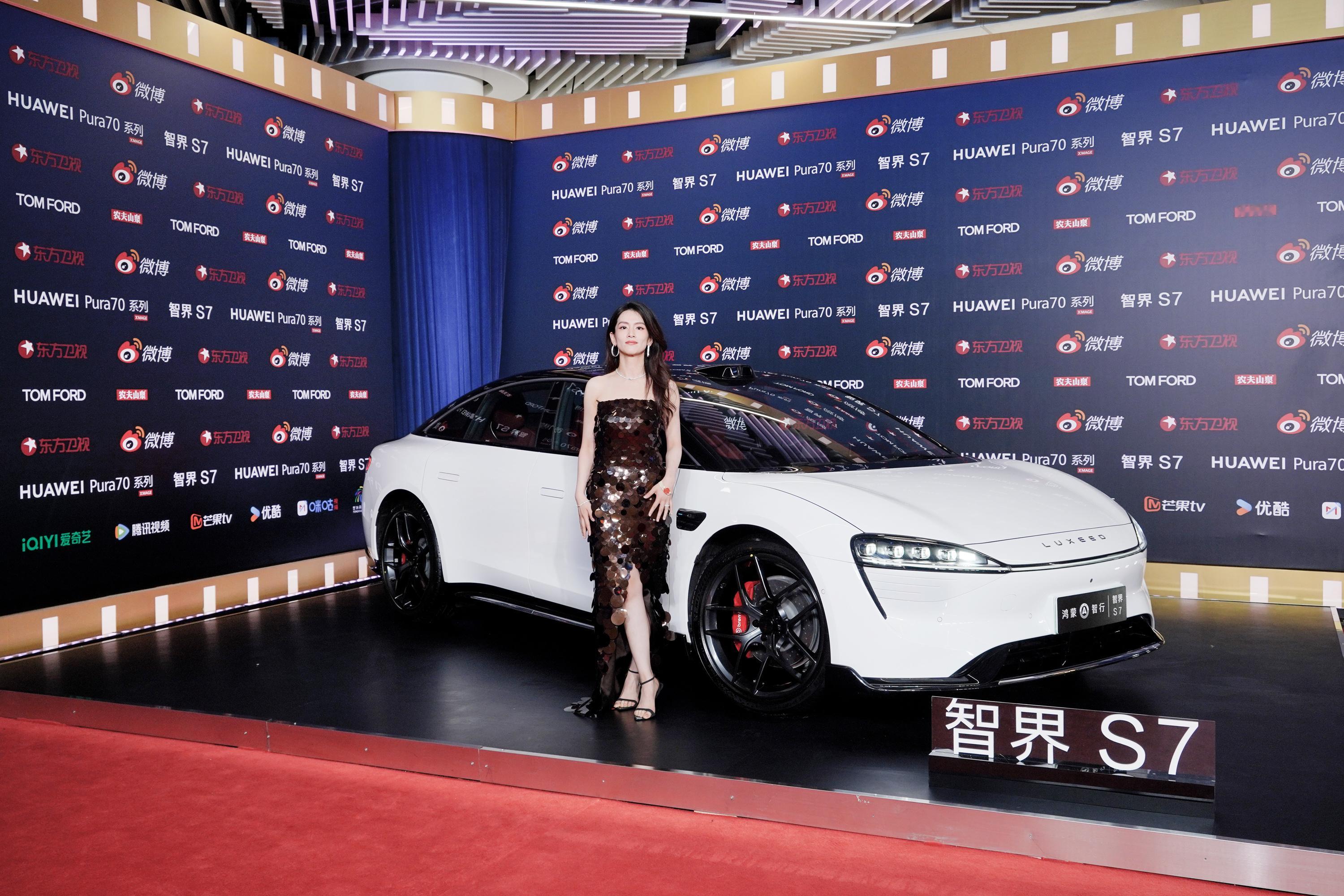 #孙千陈昊宇蓝调优雅大片# 不允许还有人没看到这俩姐姐的绝美大片！一席长裙惊艳四