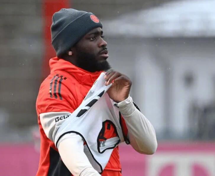 据记者Maximilian Koch的报道，他谈到了拜仁中卫乌帕梅卡诺至今还没有