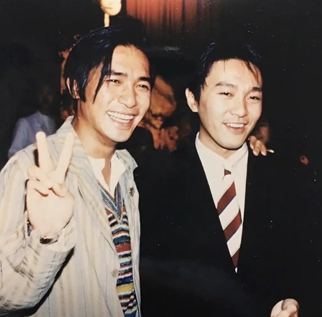 90年代初，周星驰与梁朝伟在一次活动上相遇，两人在一起的时候，笑得好开心啊。
