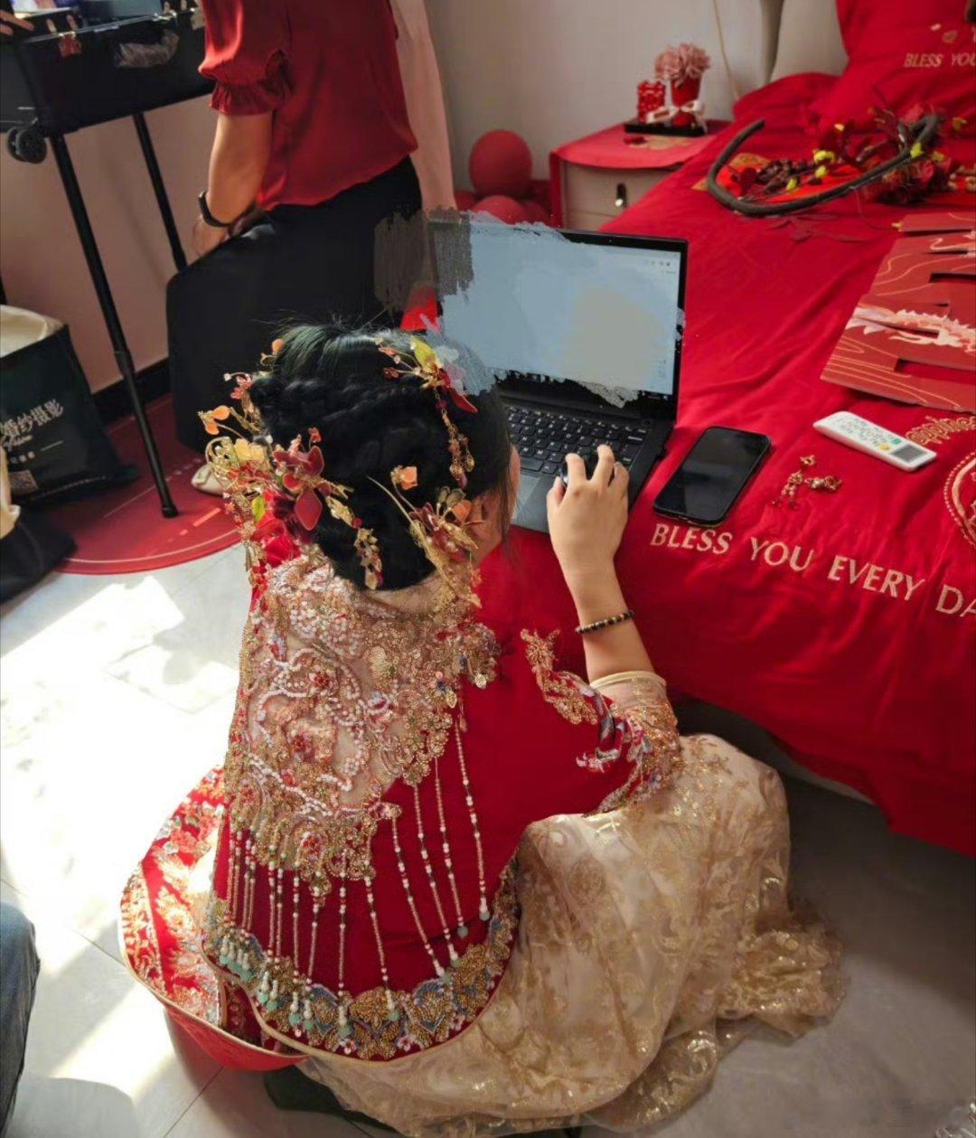 班味最重的新娘想起了之前卖房子的中介结婚的时候，现场客户打电话，告诉客户我先结个