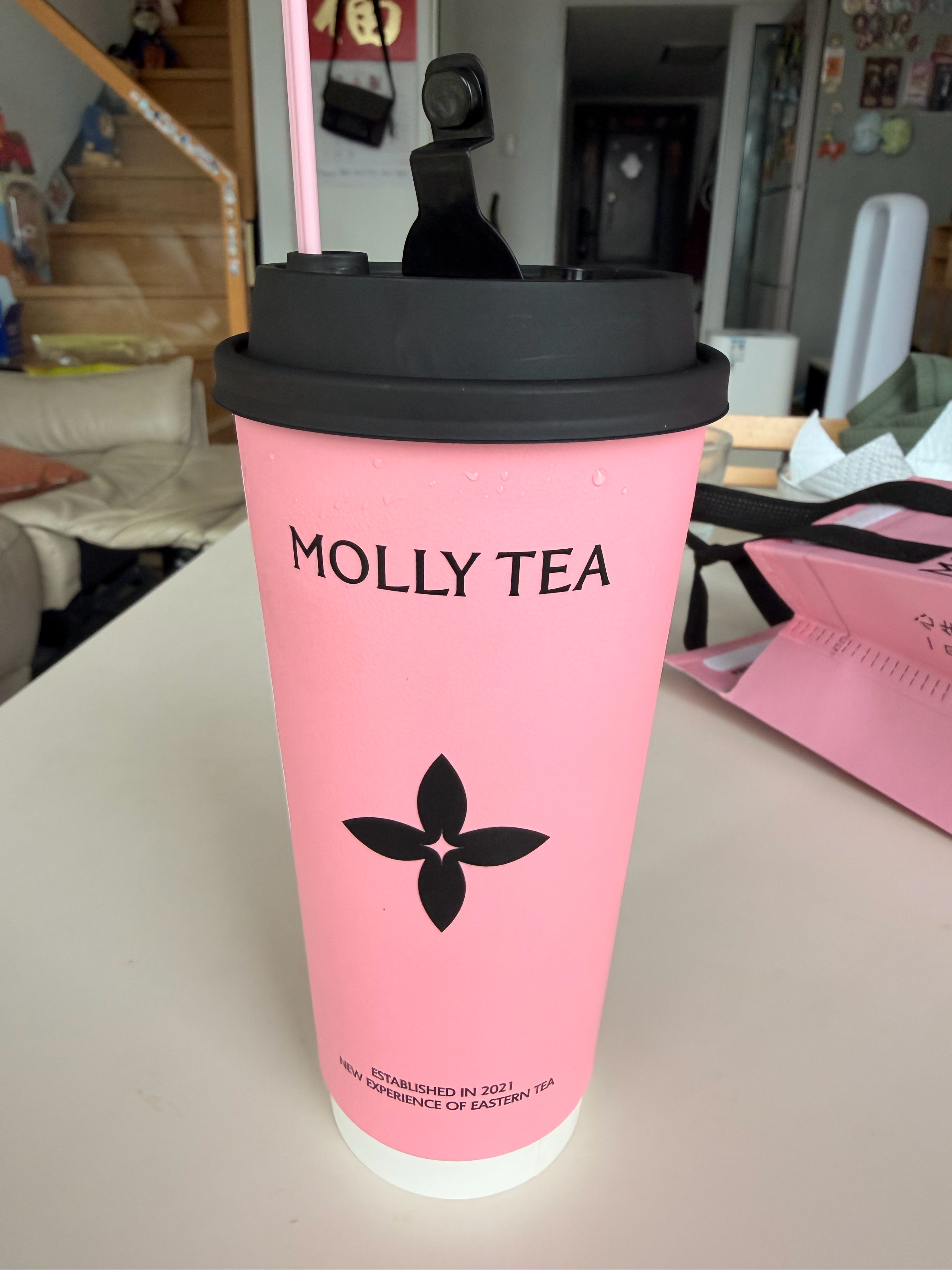 大李说茉莉奶白不好喝，特别淡没啥味儿，毕竟我没喝过，还是点了一杯，确实很淡，大李