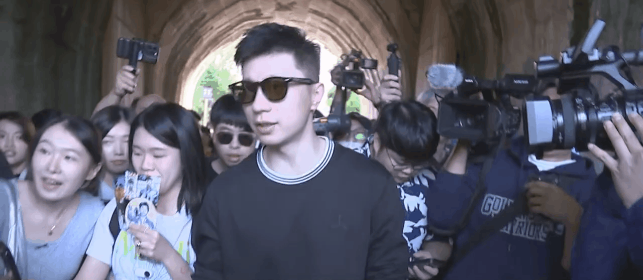 这眼镜真的气场拉满整个画面 