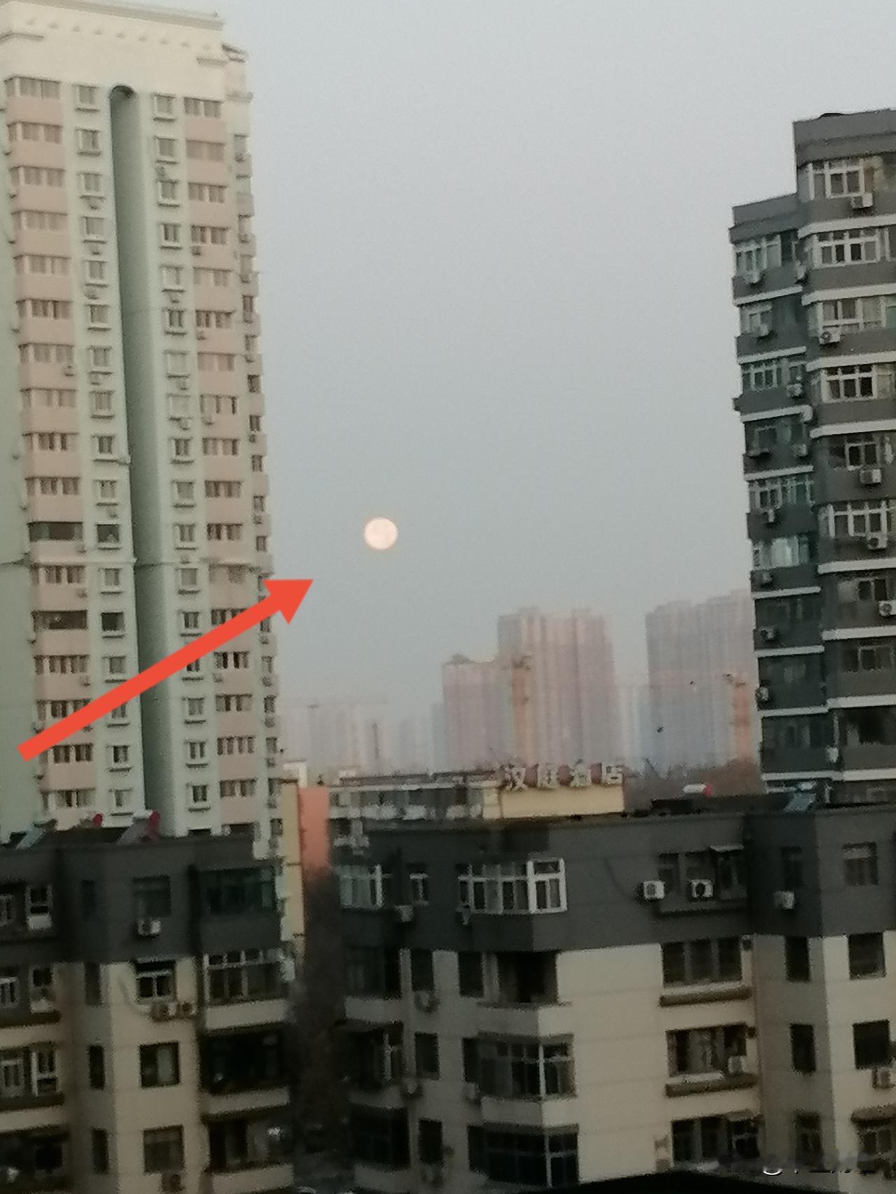 太震撼了！

此时是早上7.07分，郑州的西北方向可以看到一个圆圆的月亮，在冬季