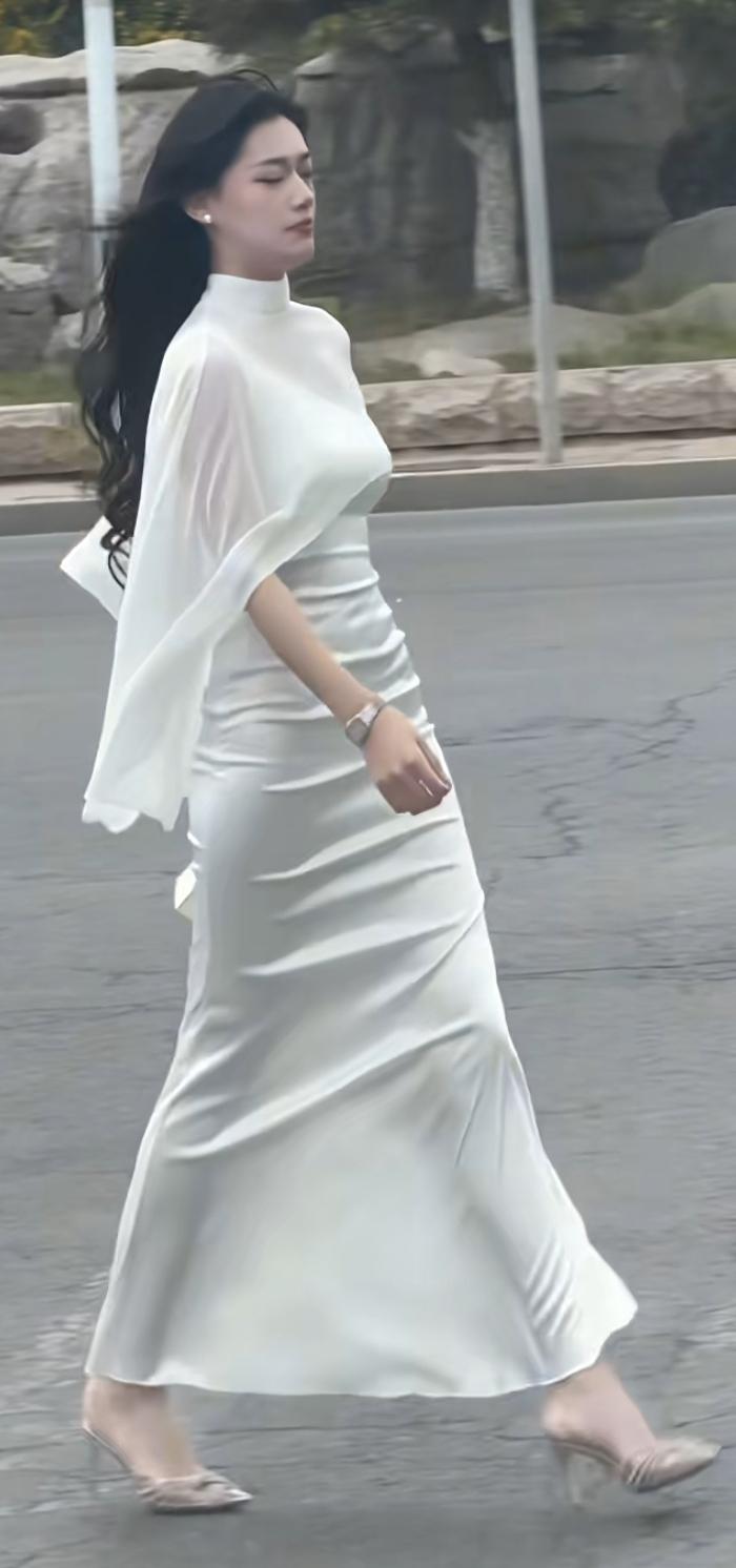 少女风写真照简直太绝了！有日系学院风的那种，白衬衫搭配黑领带，再加上精致的小徽章