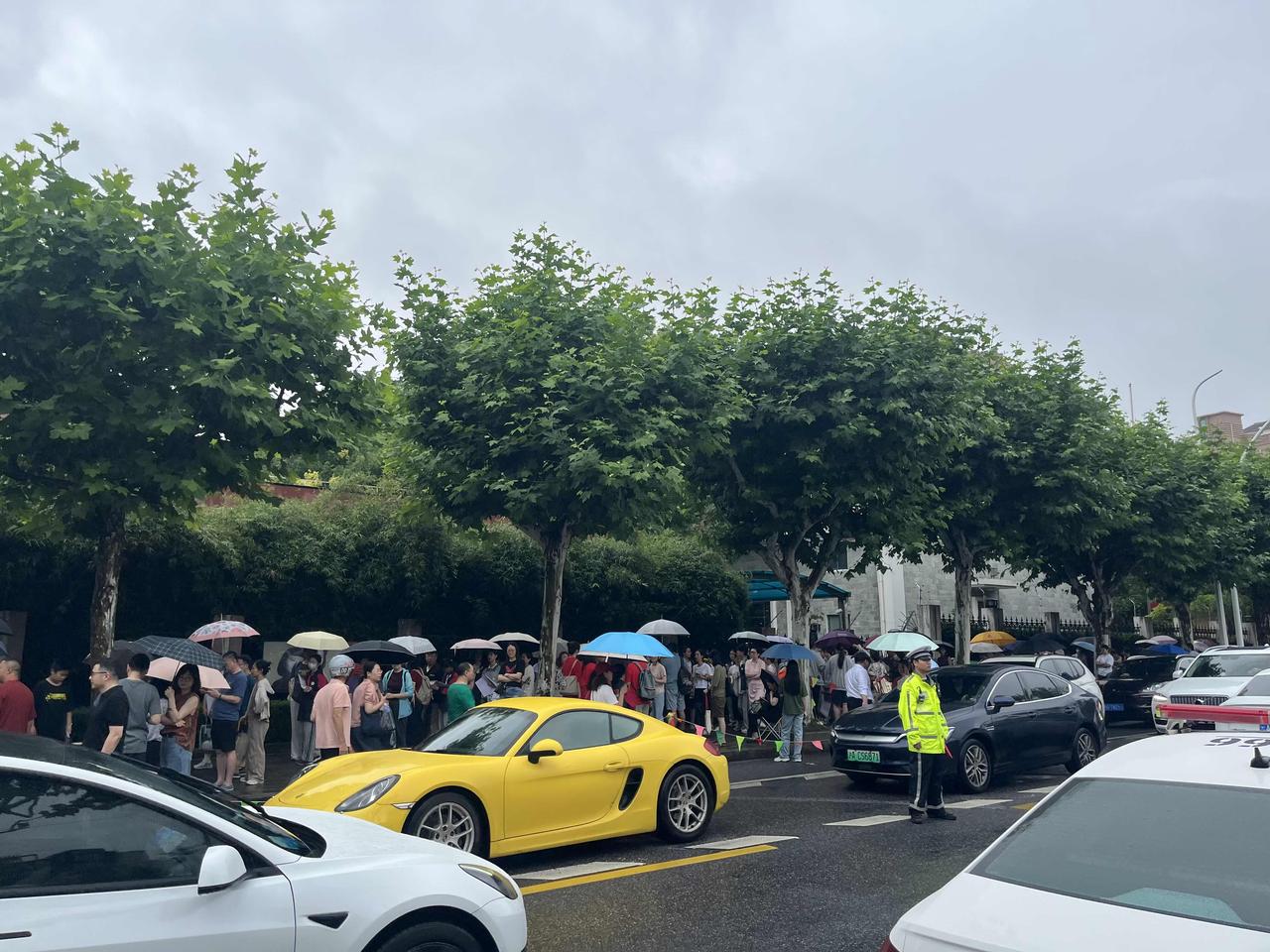 今日中考第一天，家长和老师们冒雨送考，在校门口给孩子们打气加油。
9:00开始考