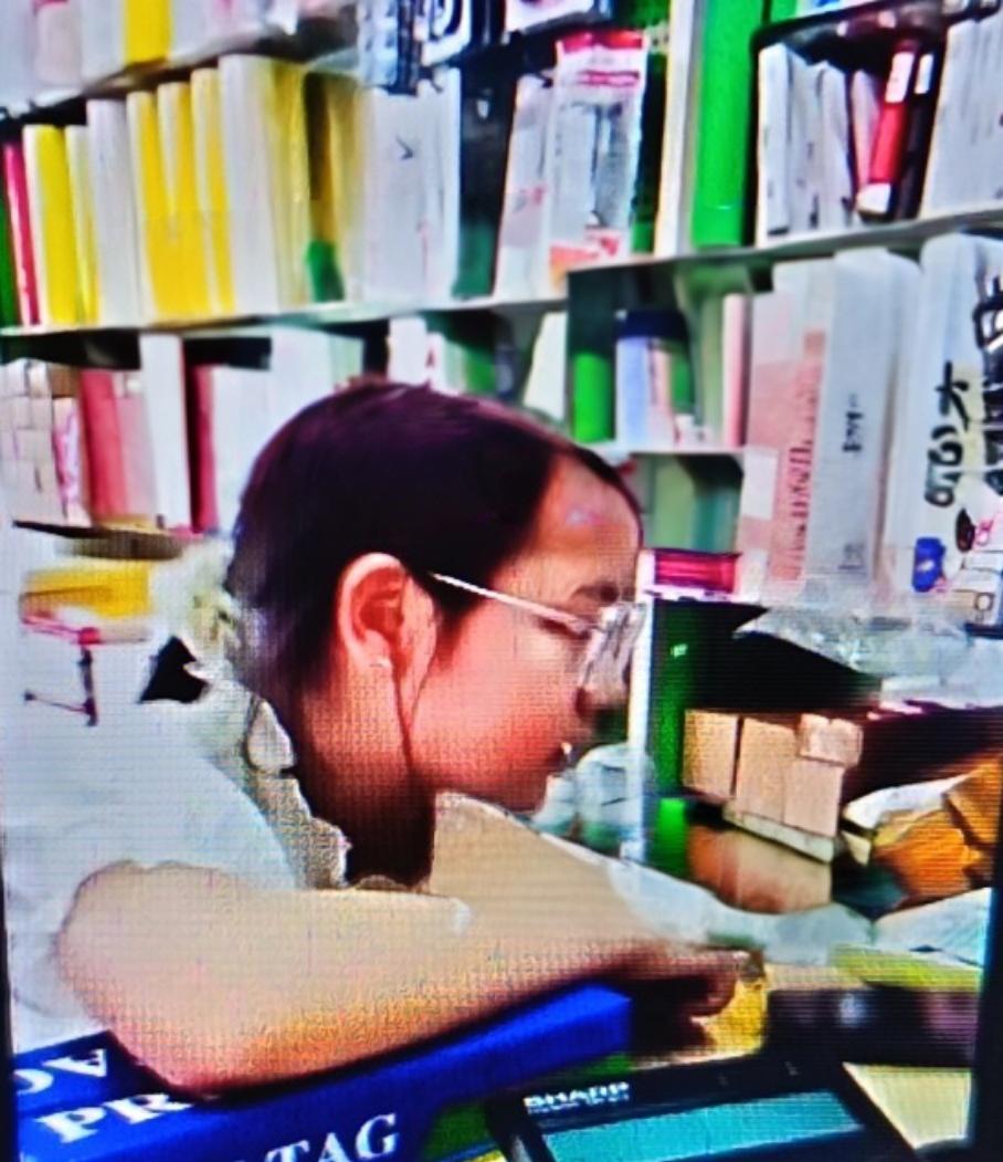 广东广州市一家普通的文具店里，12岁女孩正用流利英语向外商介绍商品：“这是我们最