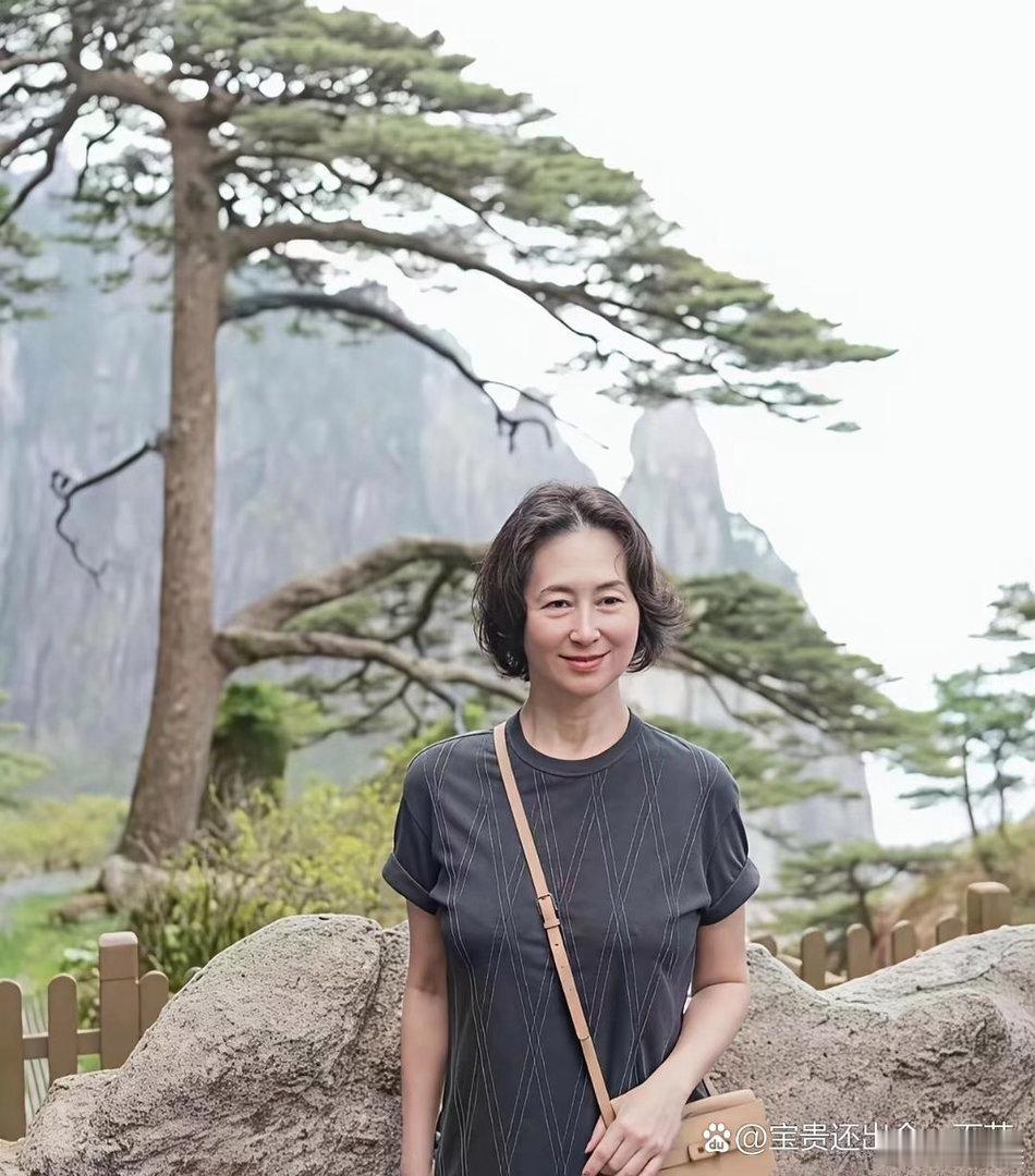 何超琼攀登黄山，举手投足自带从容气场，豪门底蕴带来的气度果然与众不同！ ​​​