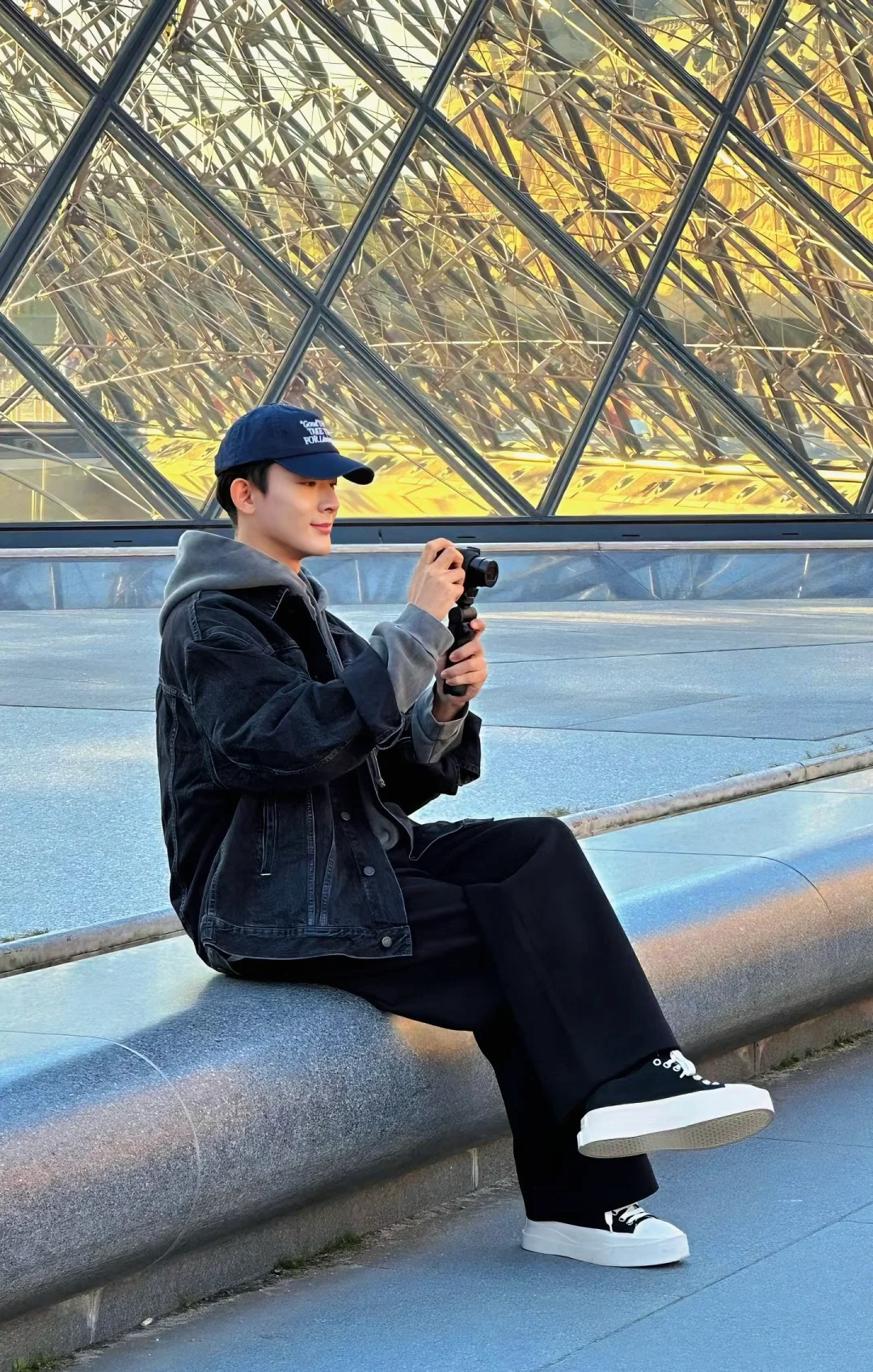 张晚意在巴黎就这么水灵灵地被偶遇了[舔屏]光看背影就知道是个大帅哥！ ​​​