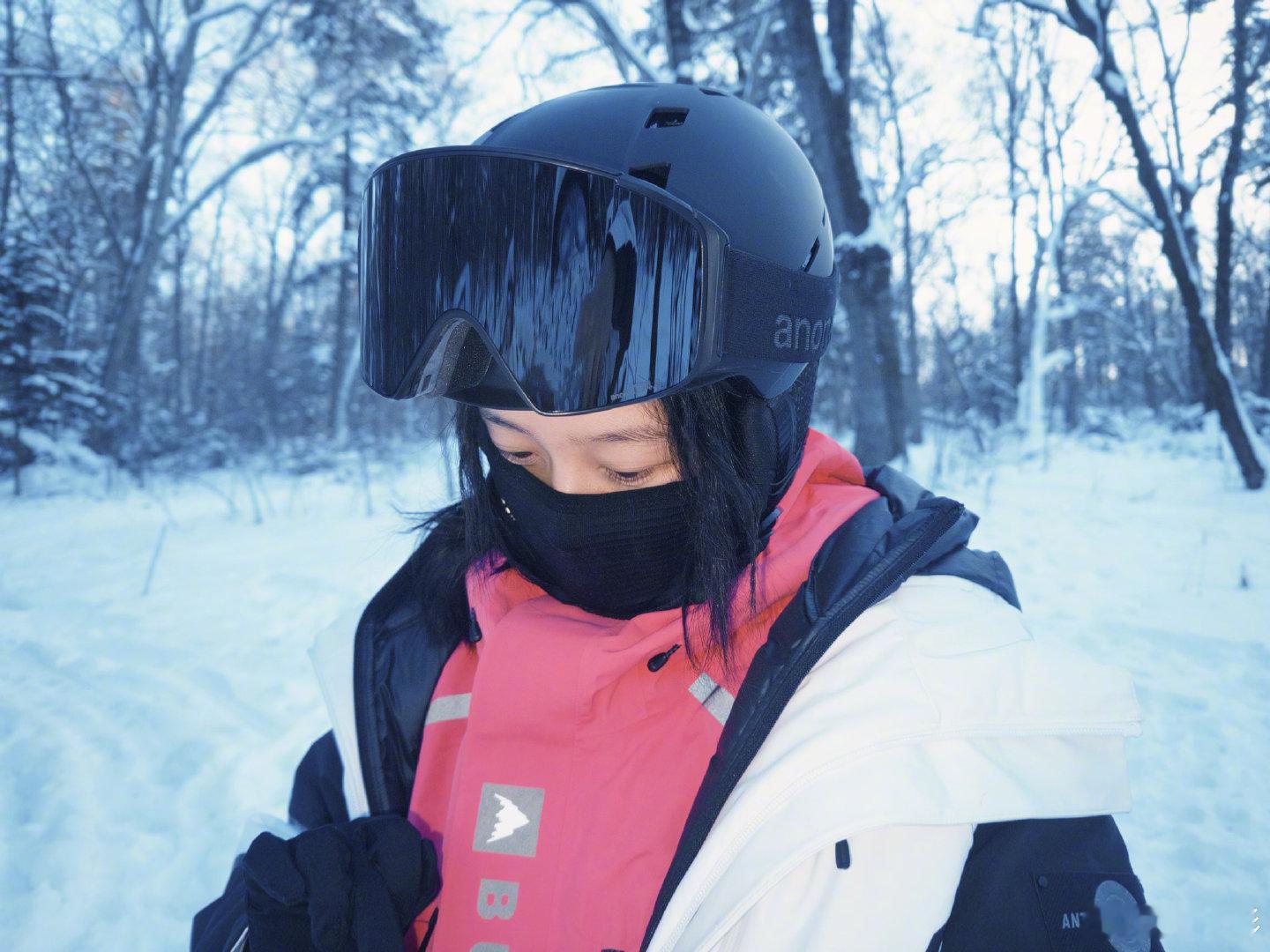 关晓彤挑战滑雪plog 关晓彤挑战滑雪plog来啦 敢于迈出第一步，挑战自我就已