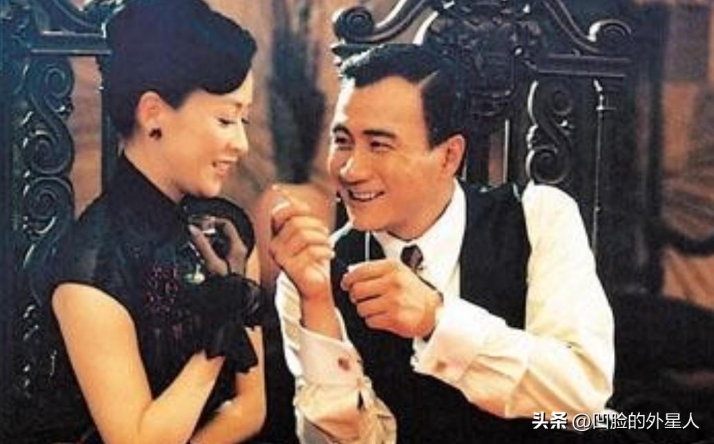 一次，胡军对膝下无子的刘嘉玲说：“姐，想要儿子么？”刘嘉玲一口干完老村长：“别开