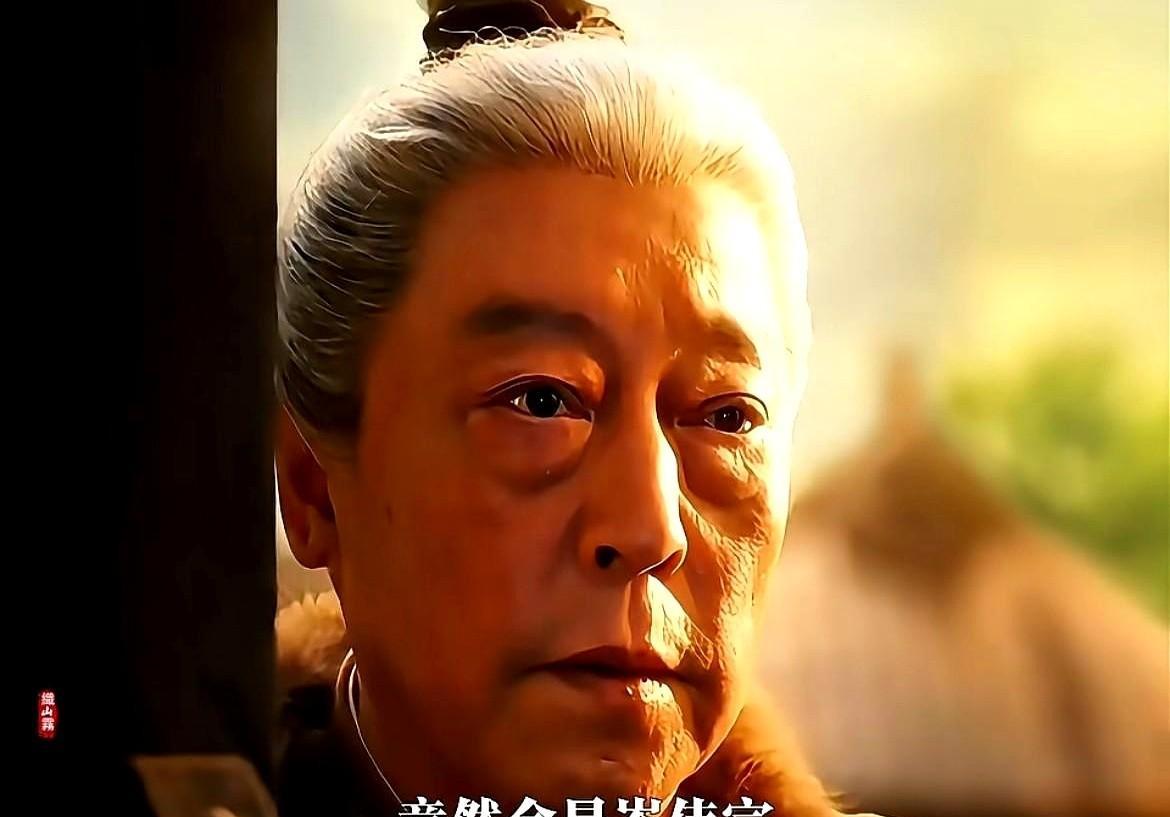 注意看，这个吃了40年咸菜的人，正在用筷子给满朝文武布死局。
他当太监那年，成毅