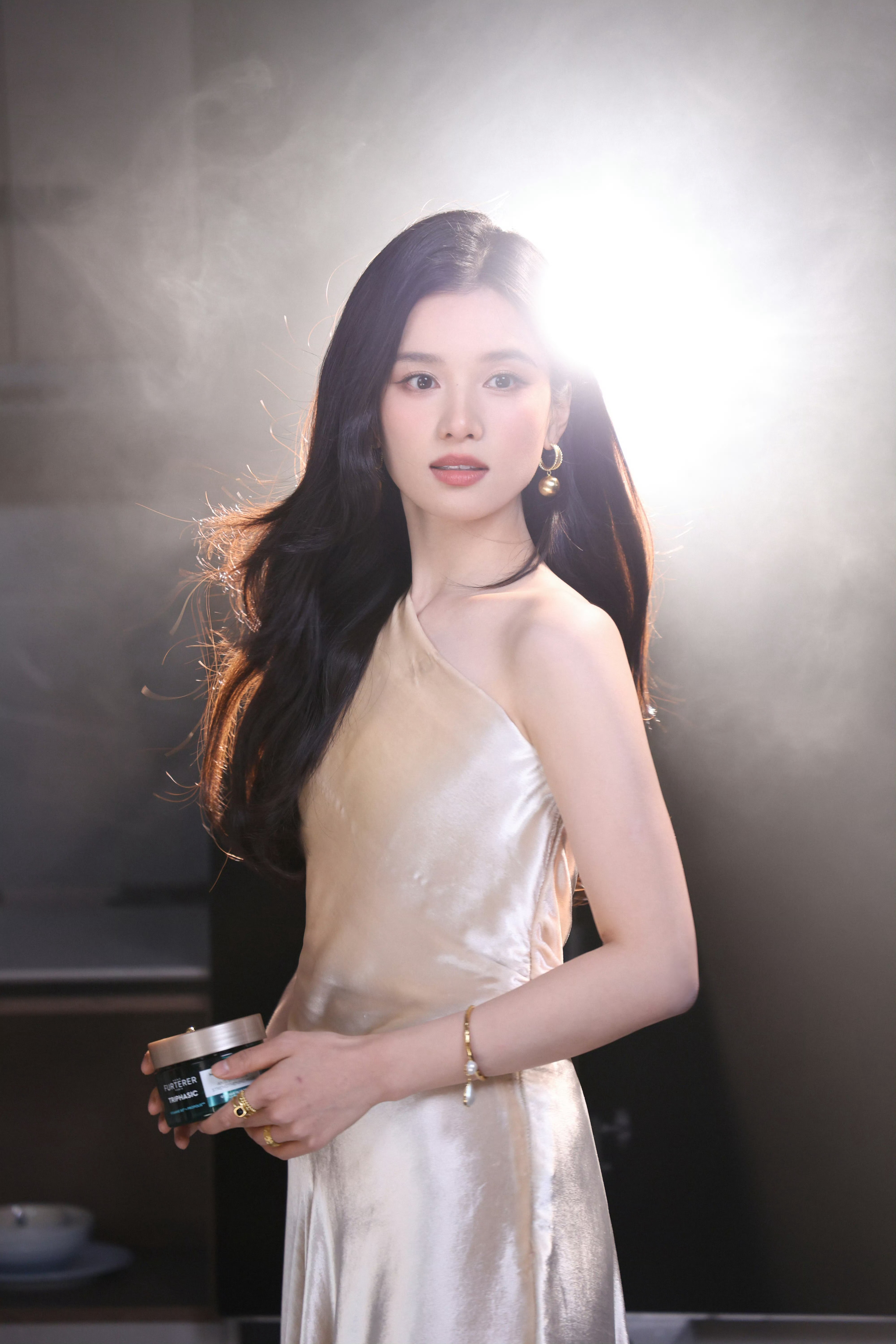 张婧仪昨日亮相李佳琦直播间的造型，身着香槟金斜肩缎面长款连衣裙，真的是教科书级别