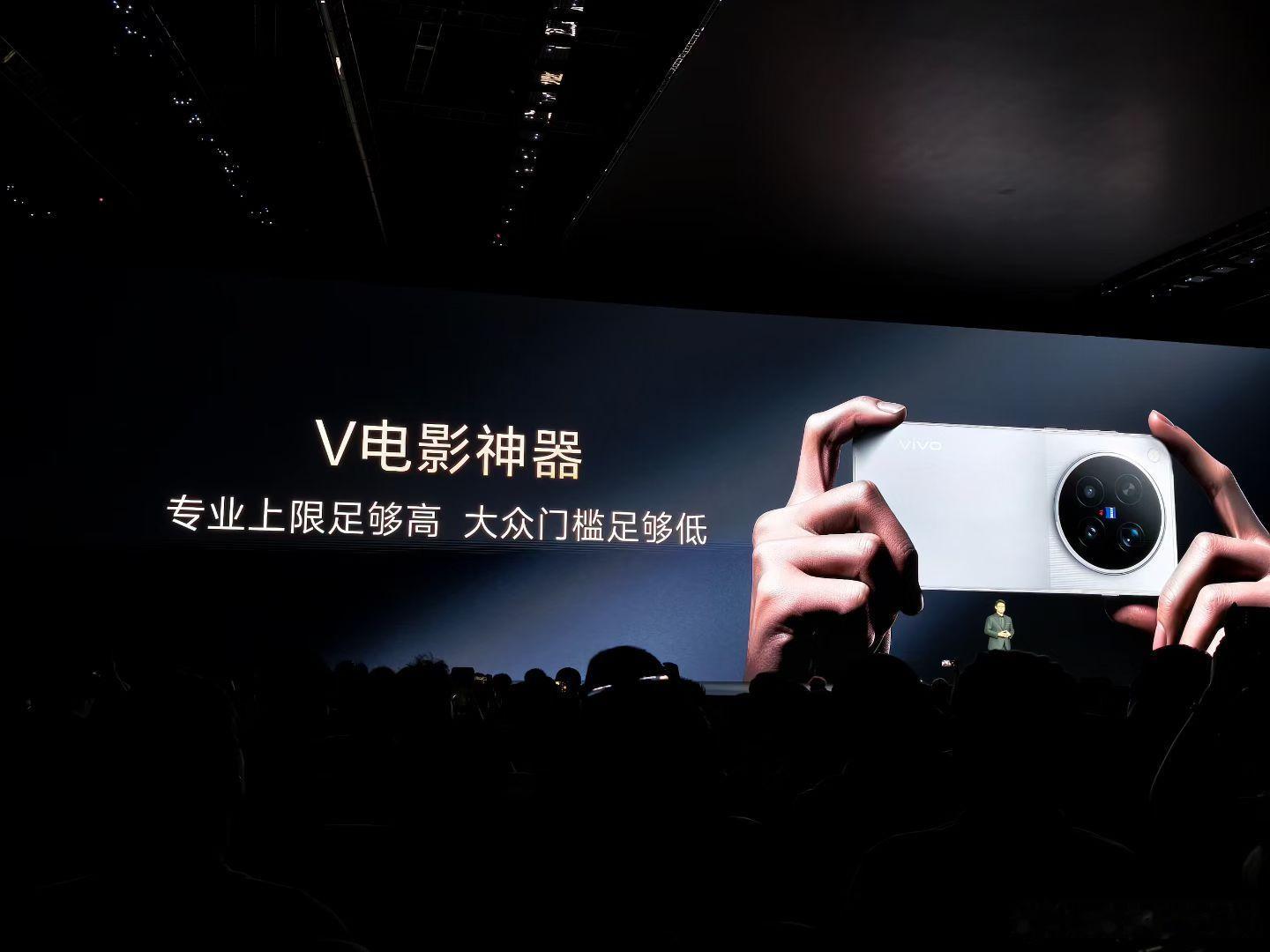 蓝厂这次真要开启电影时代了演唱会山顶，别人拍出来是模糊的光点，你拍出来能看清歌手