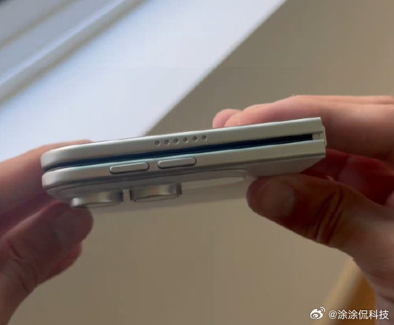 外媒又曝光了关于iPhone折叠屏的猛料，这次是白色版iPhone Ultra的