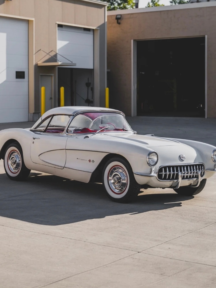 1957 Chevrolet Corvette Fuelie车身侧面线条修长流畅