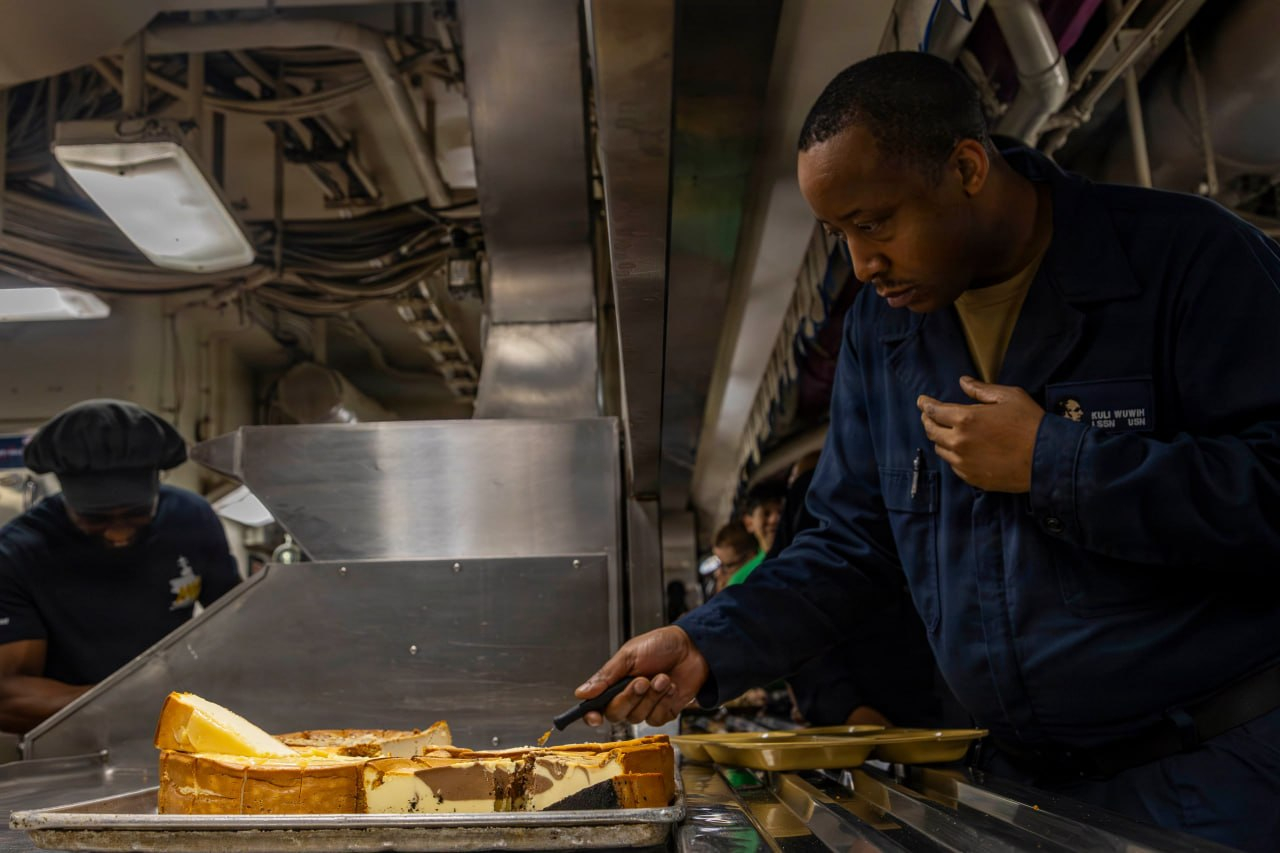 🔻图1-3：美宣发的伊朗战争期间林肯号航母伙食（来自美军中央司令部）。🔻图4