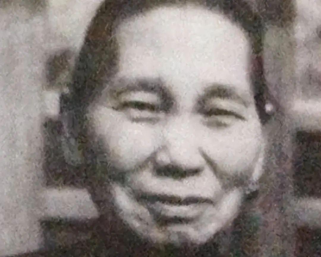 1903年的一天夜里，梁启超要与妻子17岁的陪嫁丫鬟王来喜洞房。

红烛摇曳的新