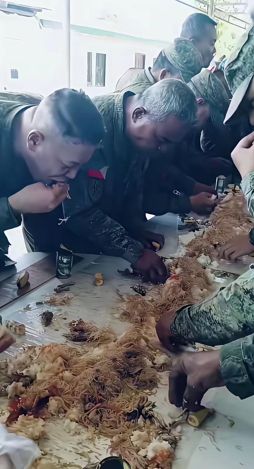 不提前说，谁看了这画面，都会以为是印度士兵在吃饭。可镜头拉近才发现，这是菲律宾士