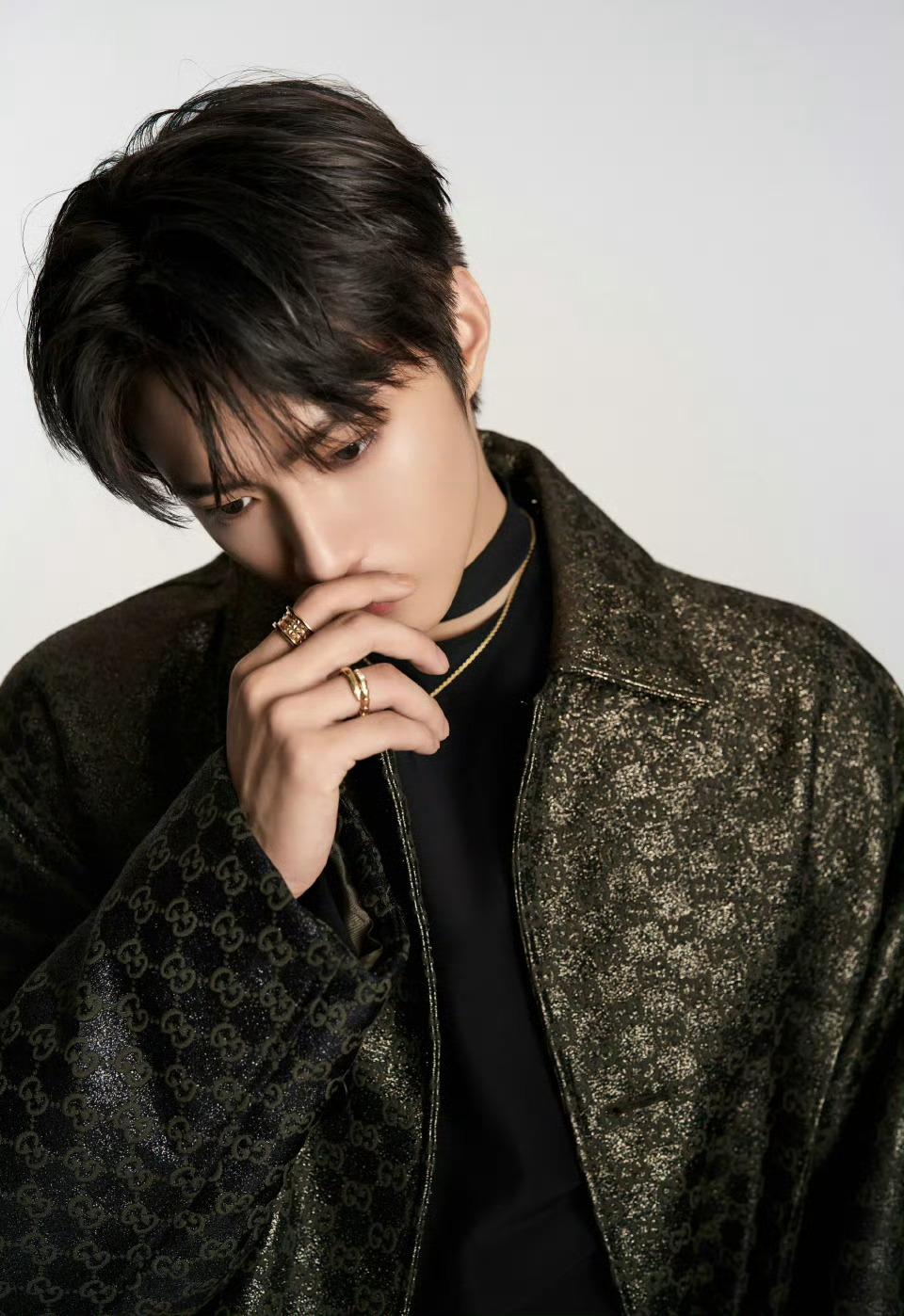 刘耀文全新综艺造型🈶 GUCCI + BVLGARI双奢加持，表现力在线，目前