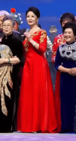 都是八十多岁的年纪，都是国家一级演员，但不是谁都能做到德艺双馨。高桂枝这大肘推的