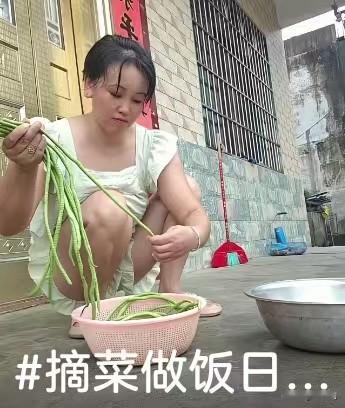 日子过得久了才发现，愿意挽起袖子摘菜做饭、收拾家务的女人，真的越来越少了。
 不