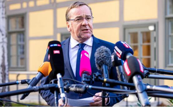 德国也要“顶不住了”！
德国国防部长鲍里斯·皮斯托留斯发表声明称，“我们的储备中