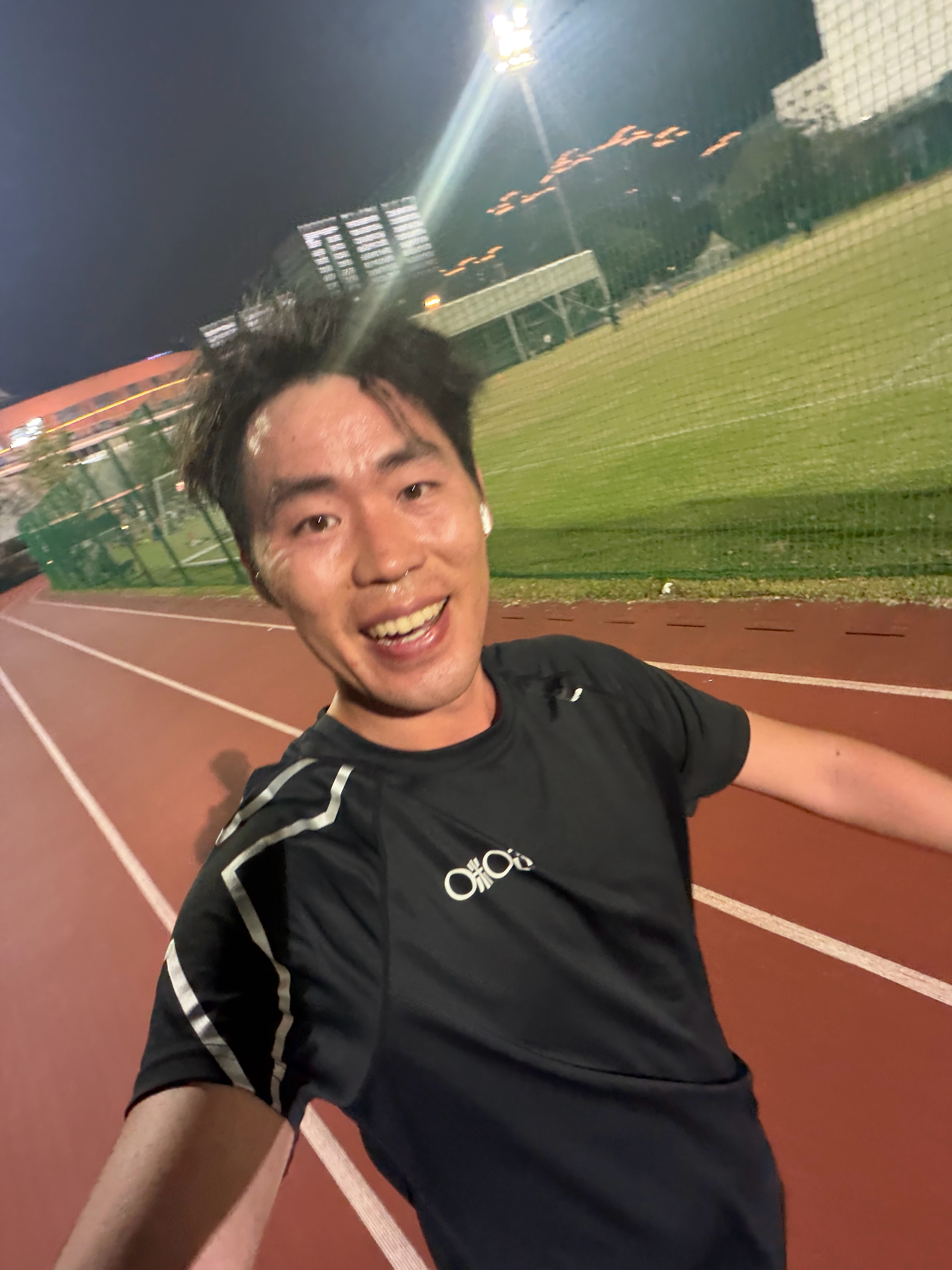 跑步[超话]  来黄龙体育中心了，必须跑个步，打个卡，感受下免费的塑料跑道！杭州