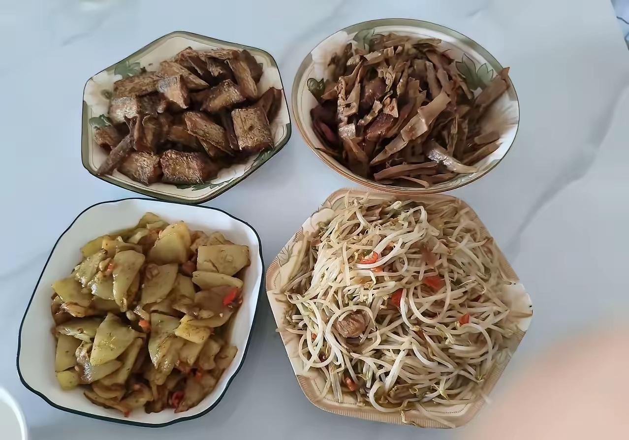这是谁家媳妇做的菜？看着怎么黑乎乎的呢！大中午的，本来我肚子饿的咕咕直叫，但看完