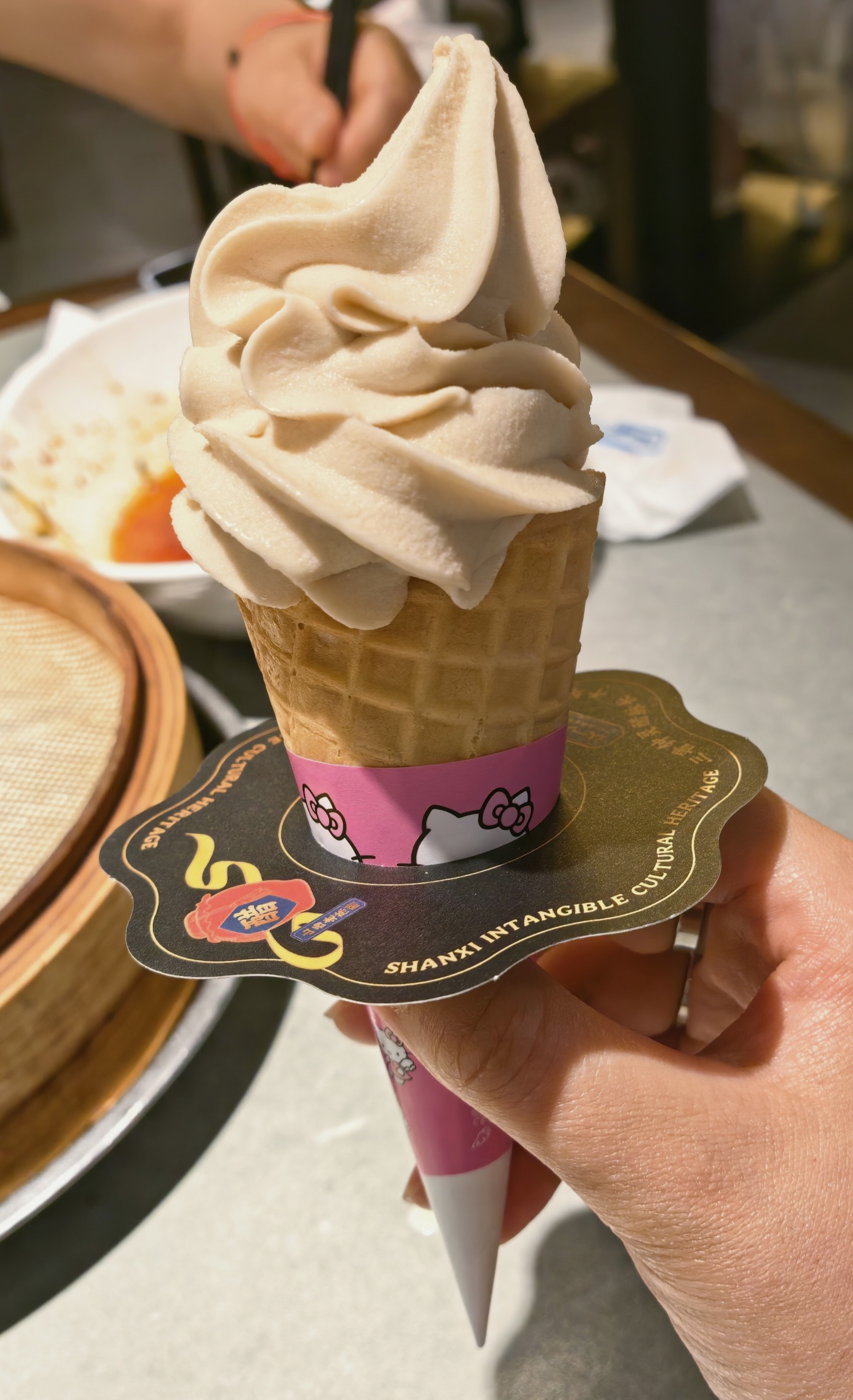 我妈真乃拉踩高手，我说这个老醋冰淇淋还可以，我妈说确实，没有怪味，不像豆汁儿