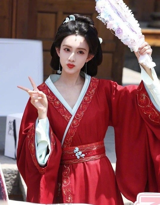 #咪咕星鲜事##孟子义 摔跤必出神图# 又以奇奇怪怪的方式出圈，抓到一只笨蛋美人