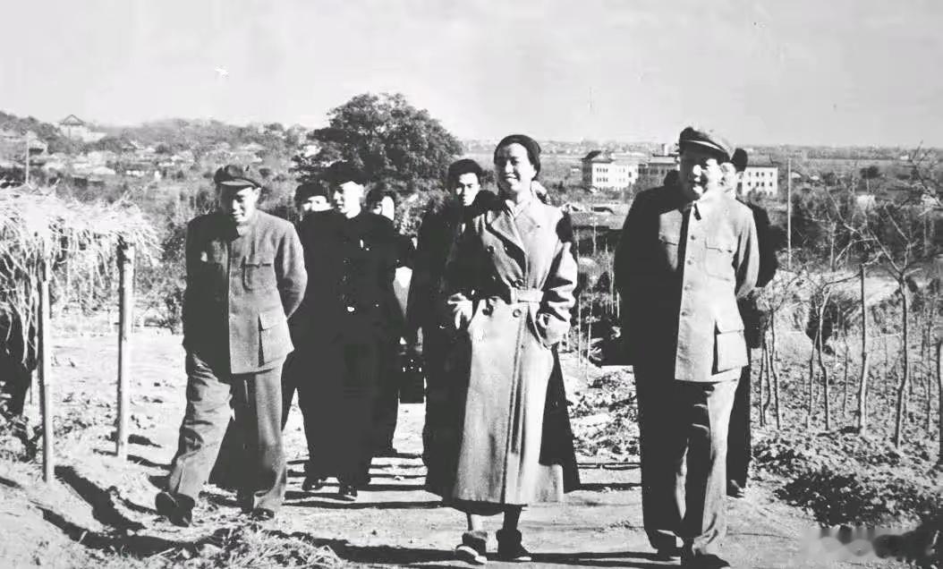 这是 60 年代毛主席视察河南的照片，走在乡间的小路上，风在吟唱，云在飘荡、、、