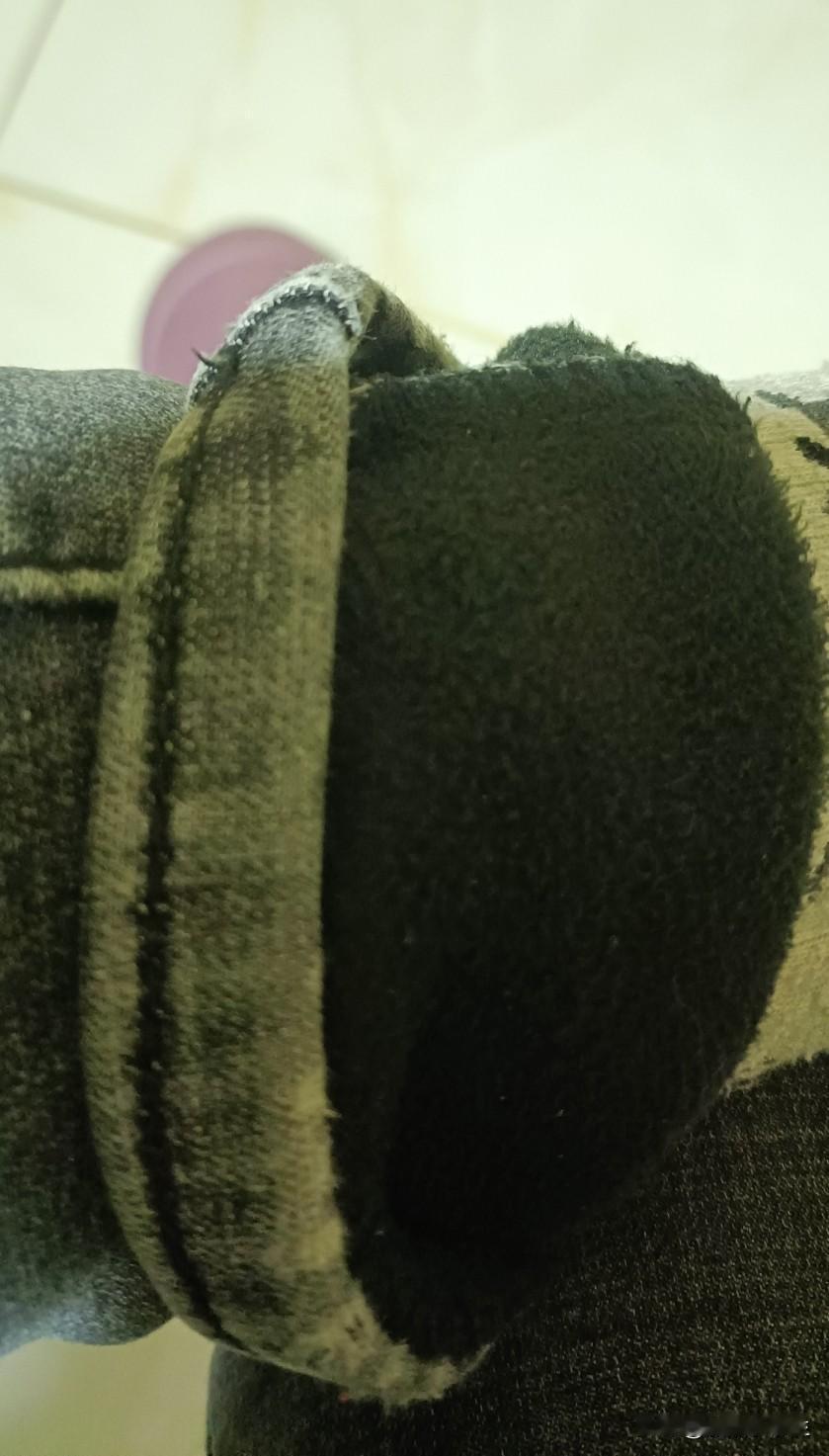 就说这个季节，还有谁穿着加绒卫衣，加绒裤的？

现在大街上年轻人都穿半袖了，尤其