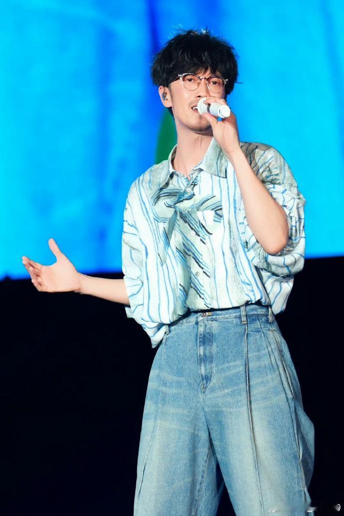 唱着黄昏过完整个夏天 夏天的结束该用《黄昏》定义！周傳雄音乐节上与万人同唱，那些
