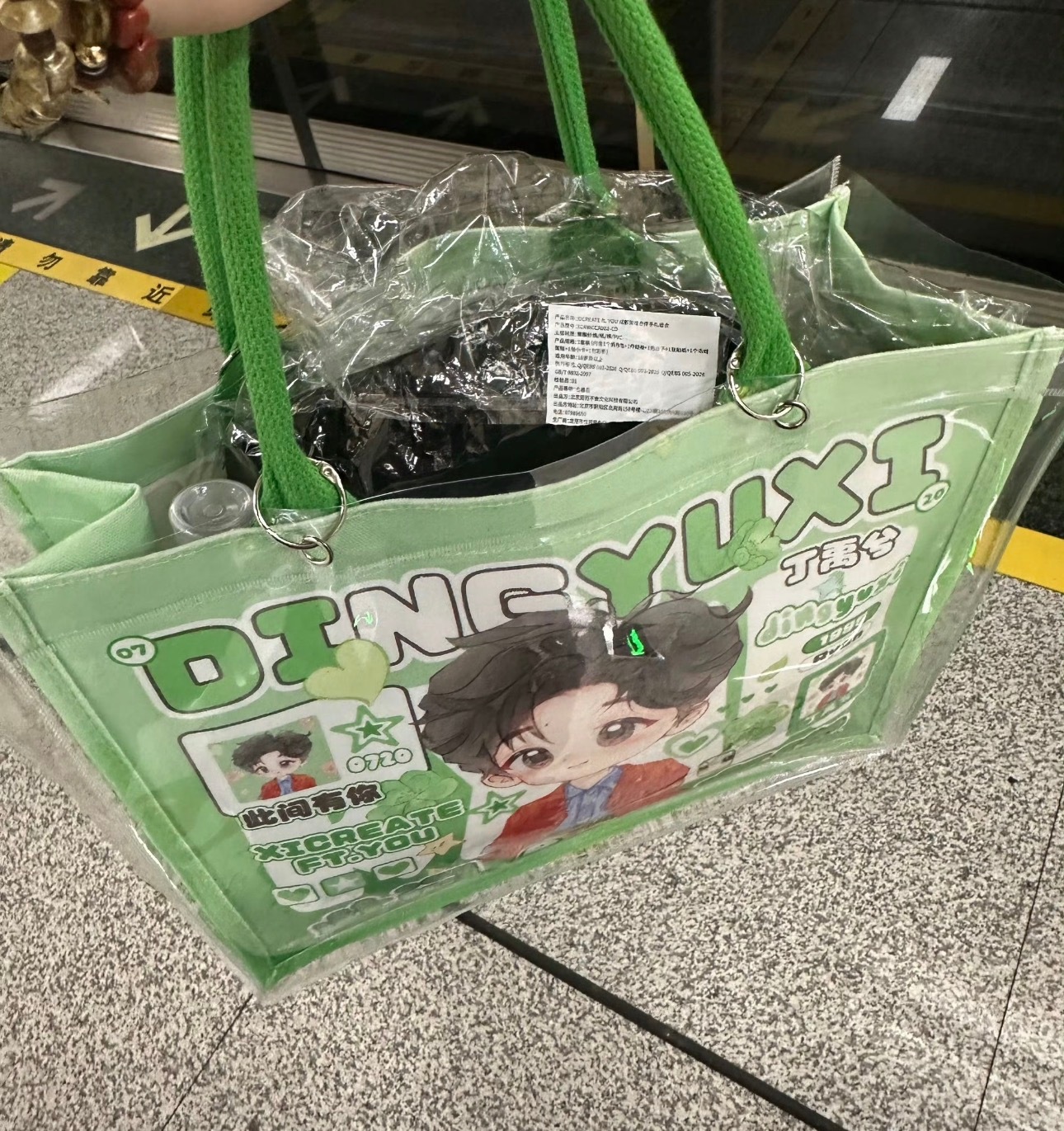 追线下最大的快乐除了见兮兮，还有遇到可爱的同担，今天跟很多人见面了，大家都很好，