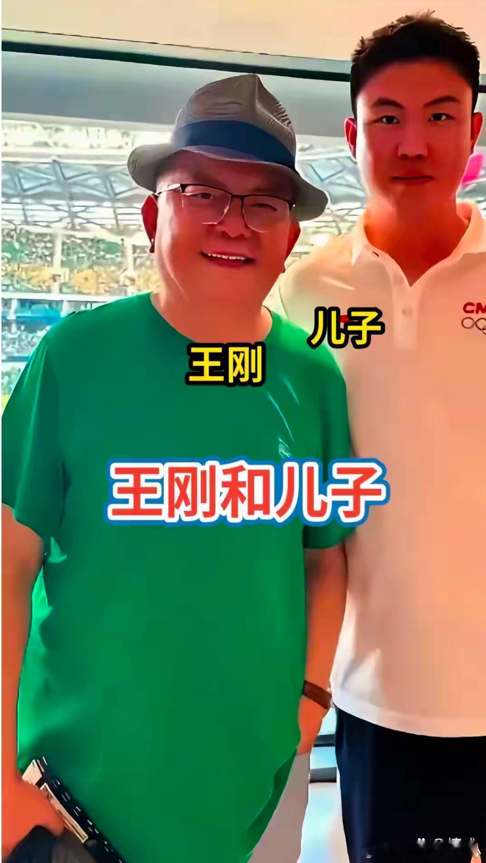 79岁王刚与59岁老婆退休生活：状态好、常飞美国看女儿、儿子刚满18岁 