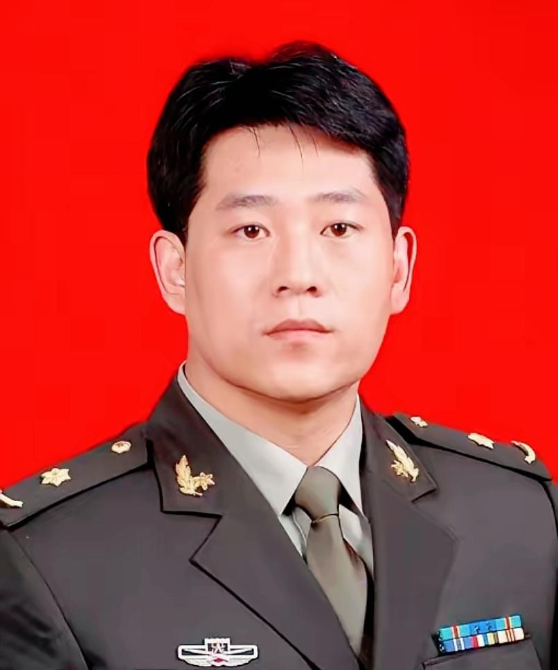 康红军，1974年出生，医学博士，美国哈佛大学医学院博士后，现任中国人民解放军总