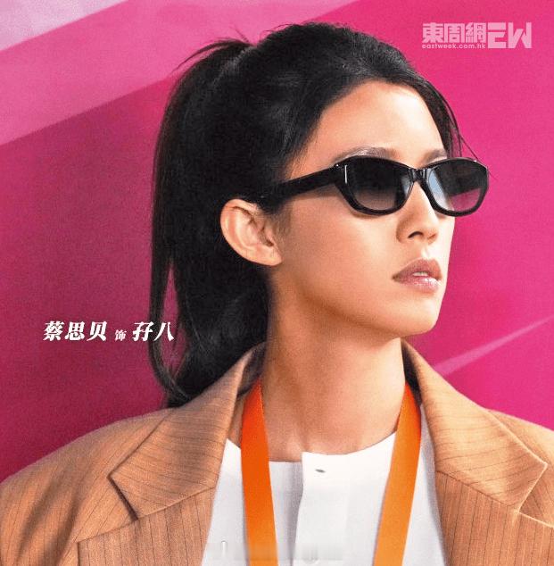 蔡思贝2013年出道之后便深受TVB力捧，出道两年就在剧集《冲线》担正女主角，2