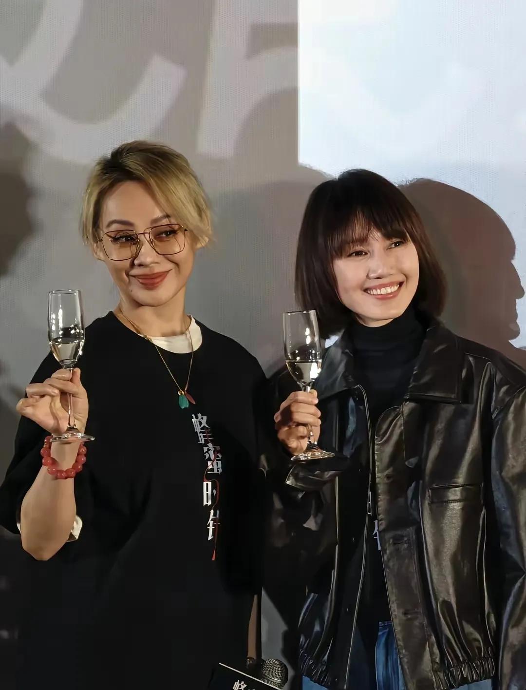 54岁宁静和48岁袁泉同框碰杯，状态也太能打了！
天然脸抗老，气场各有千秋，这才