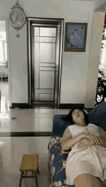 小孩在作死！可以玩，可以快乐，但带孝就不应该，那是不祥之兆！这样她家快出事了。