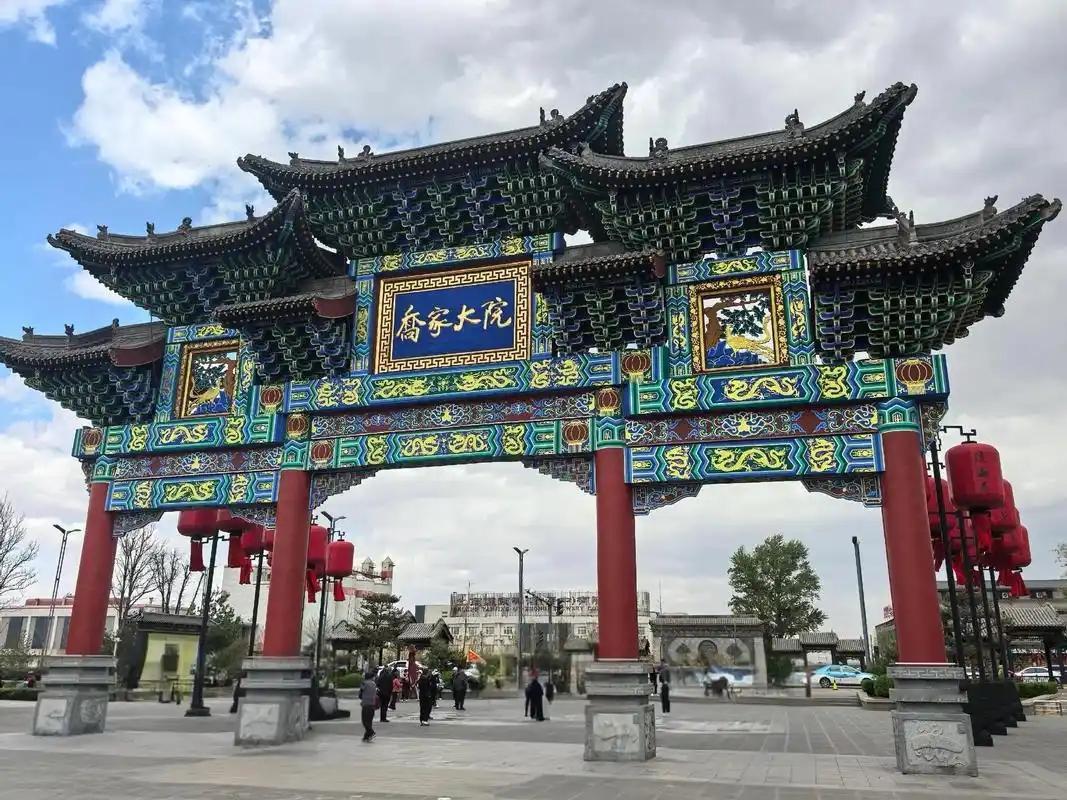 我再也不羡慕，
那些看上去什么都有的人，
人生万事皆有遗憾，
人只有两只手，带了