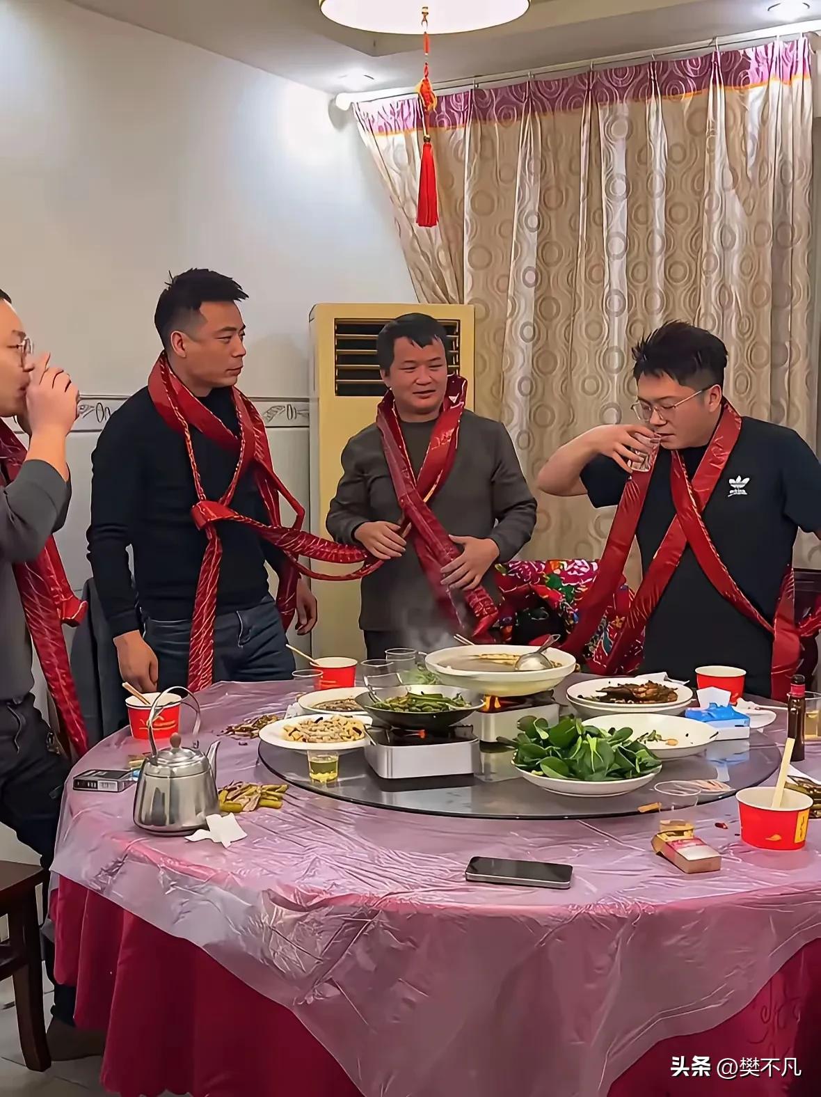 这应该说的就是过命的兄弟吧，手里一人一个打火机，不求同年同月同日生，但求同年同月