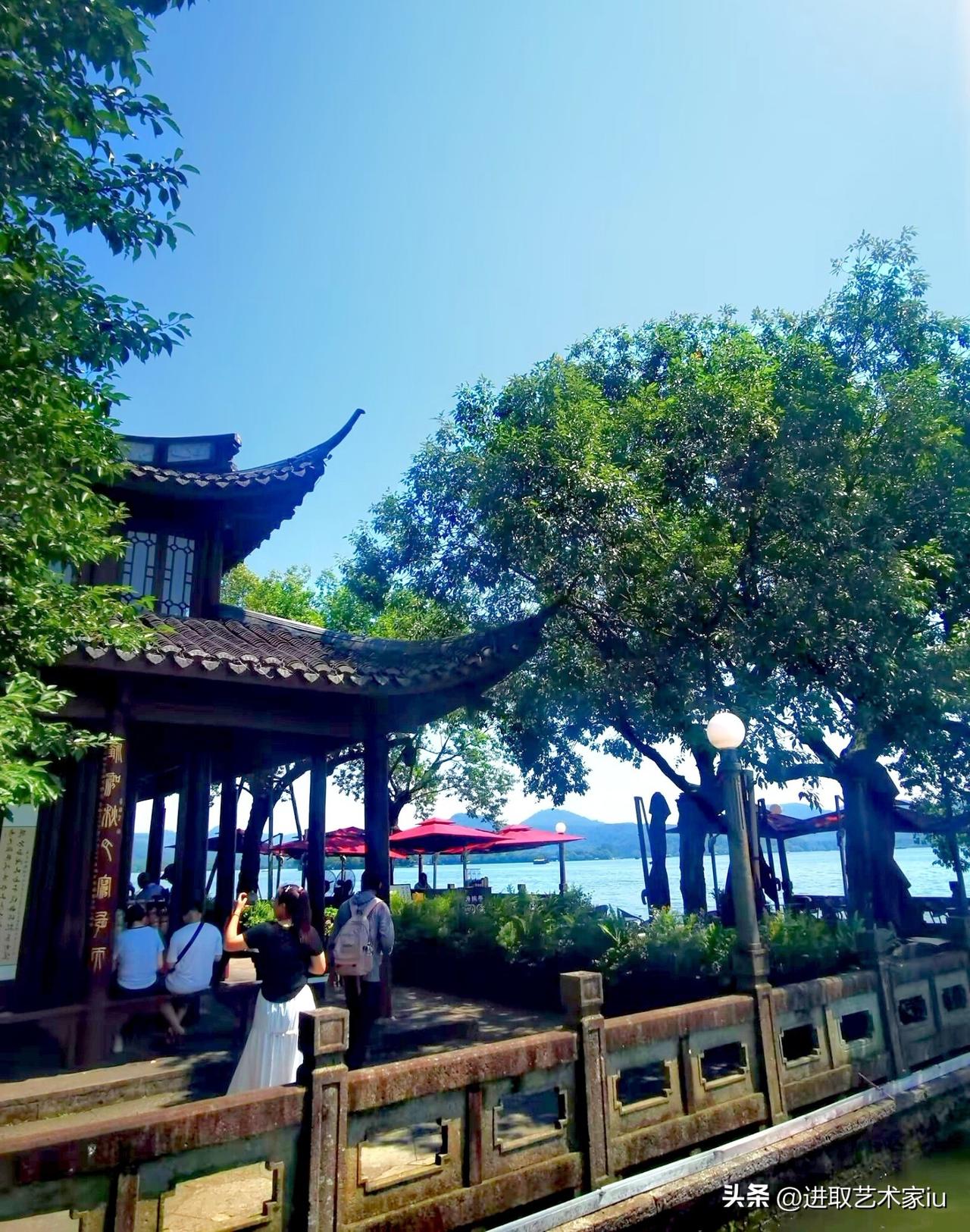 边走边拍杭州西湖十景之一“平湖秋月”景区，平湖秋月位于白堤西端孤山南麓，主打秋夜