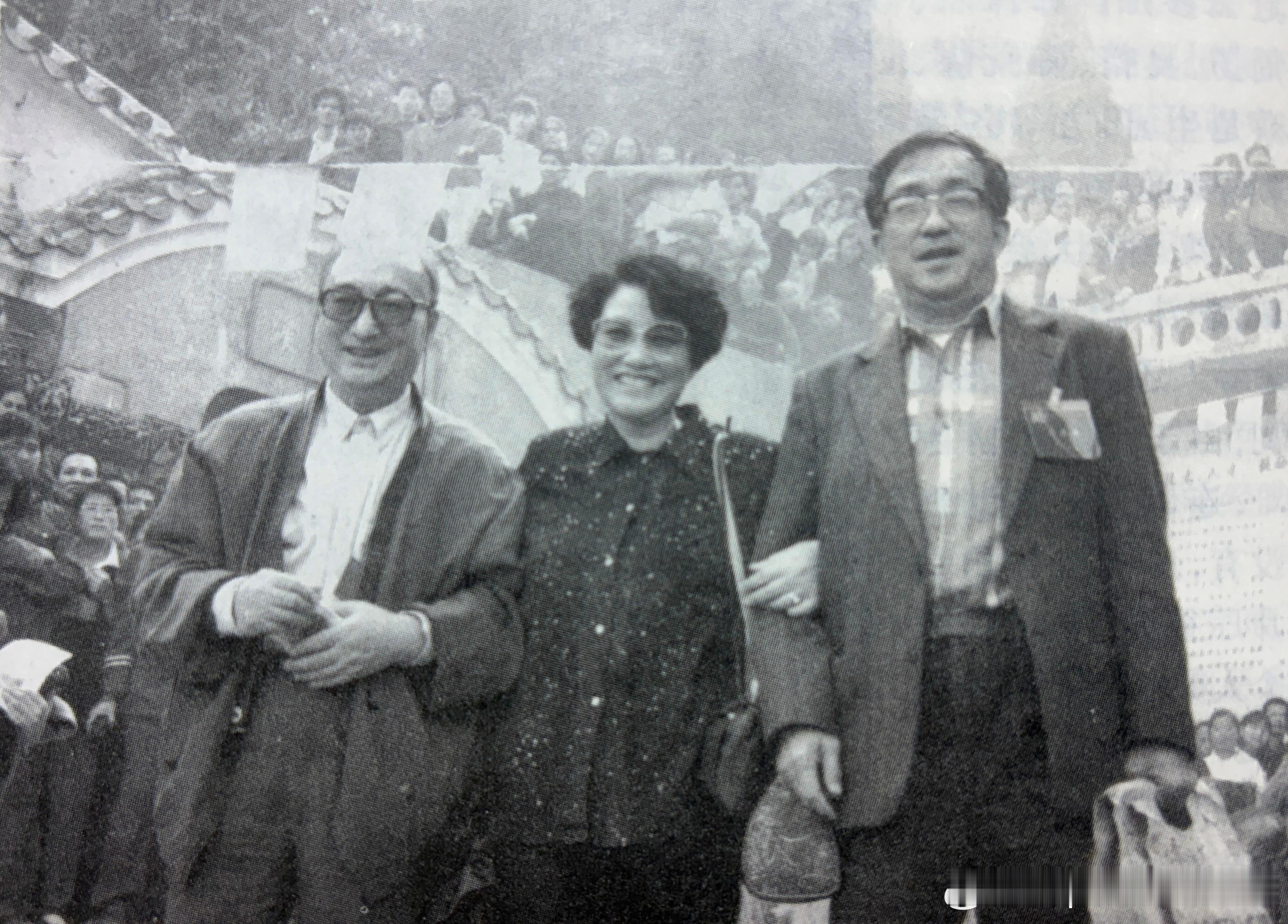 80年代陈强、祝希娟和谢晋在上海大世界历史影像 ​​​