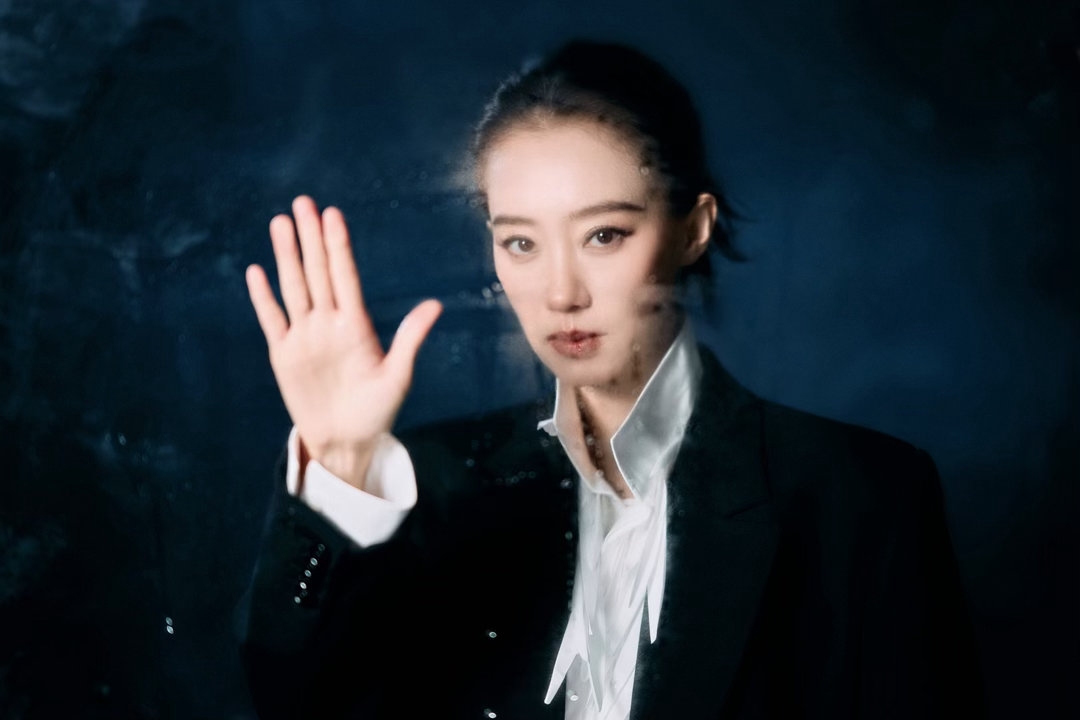 张小斐vogue撑伞神图张小斐帅成啥了 这气质真的没话说，张小斐撑伞时的松弛感加