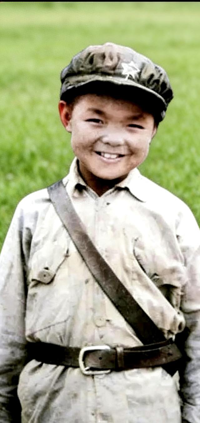 1955年，29岁的向轩被授予中校军衔，阅档首长看到他履历表上的“军龄22年”，