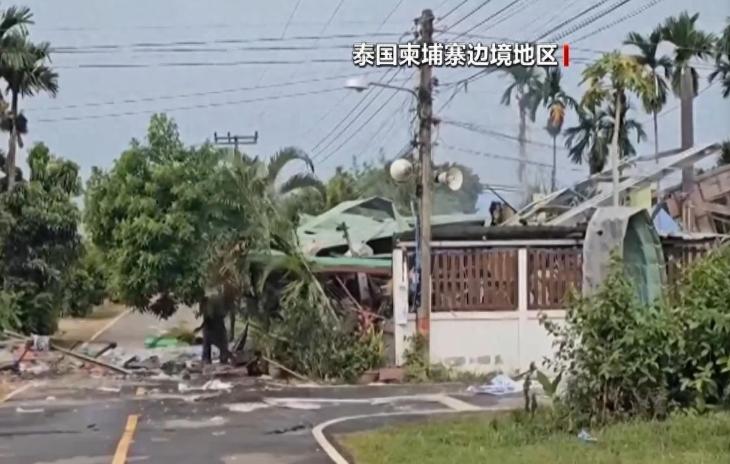 泰国与柬埔寨的边境局势急转直下，双方动用轻重武器和空军。
泰国利用其空中优势，袭