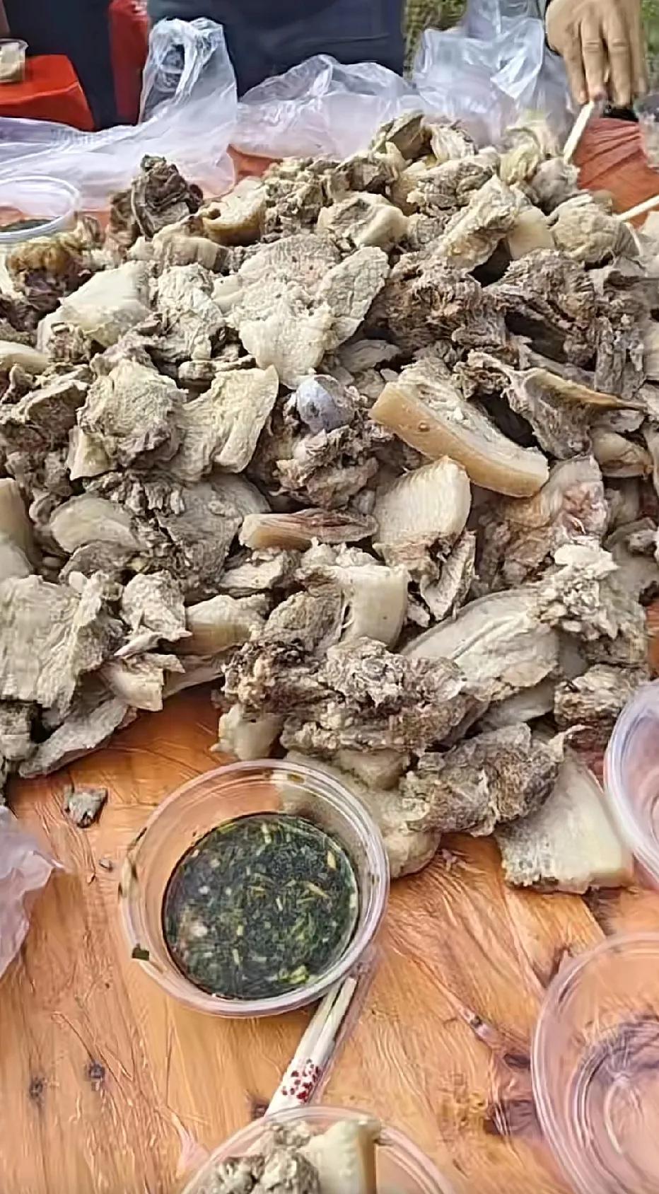 见过这样吃席？很实在的分量[赞]小碗是装不下的，这里论“桌”吃，不论碗。