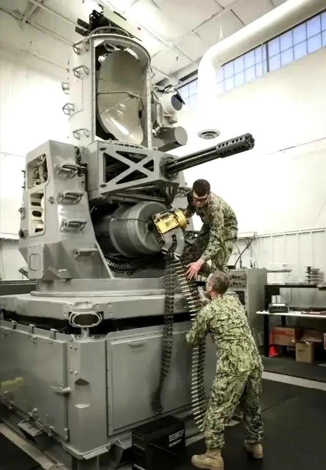 开火一时爽，装填火葬场。

美国海军的密集阵加特林近防炮，射速为每分钟3000~